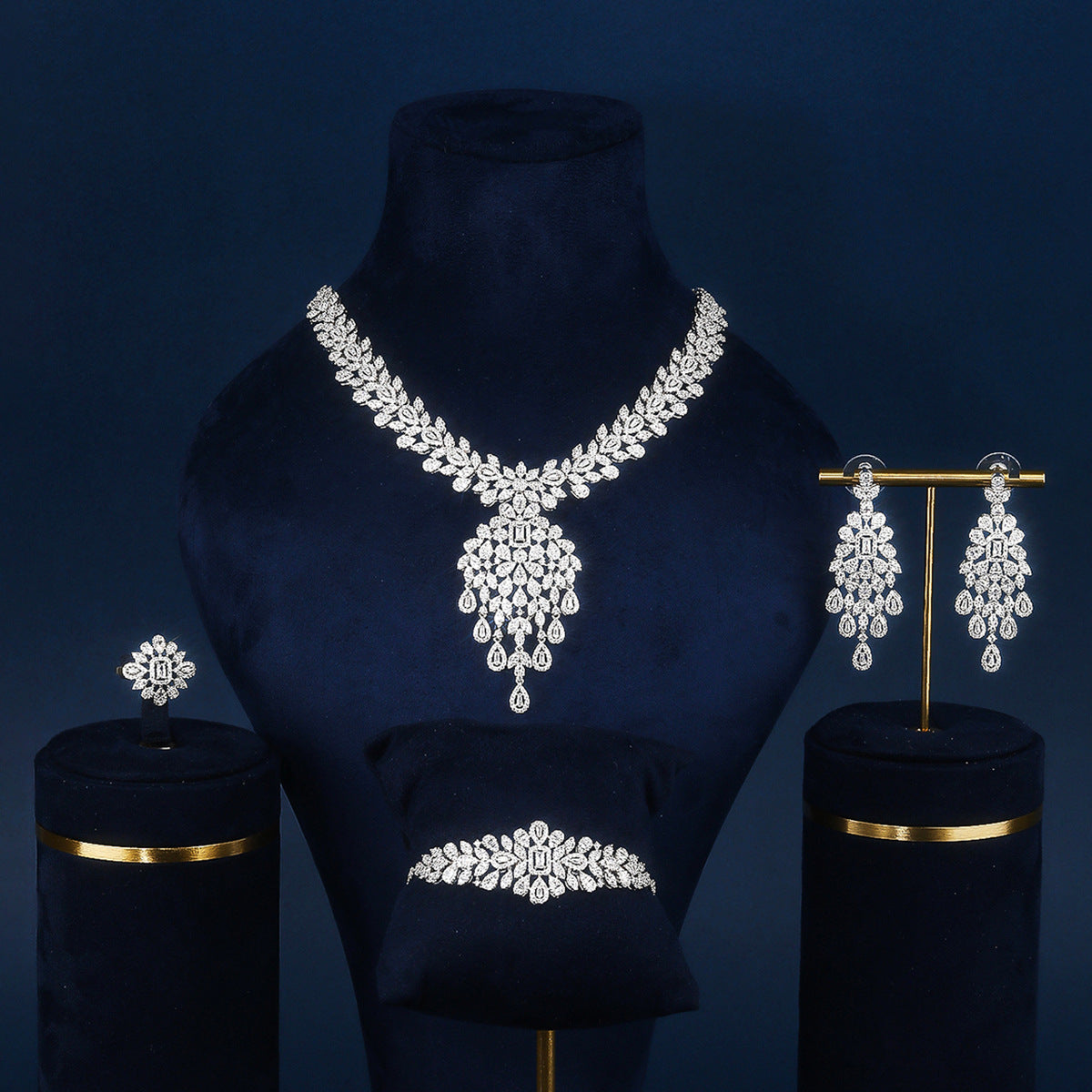 BrideTalkEuropean and American luxury style simple four-piece set studded with zircons