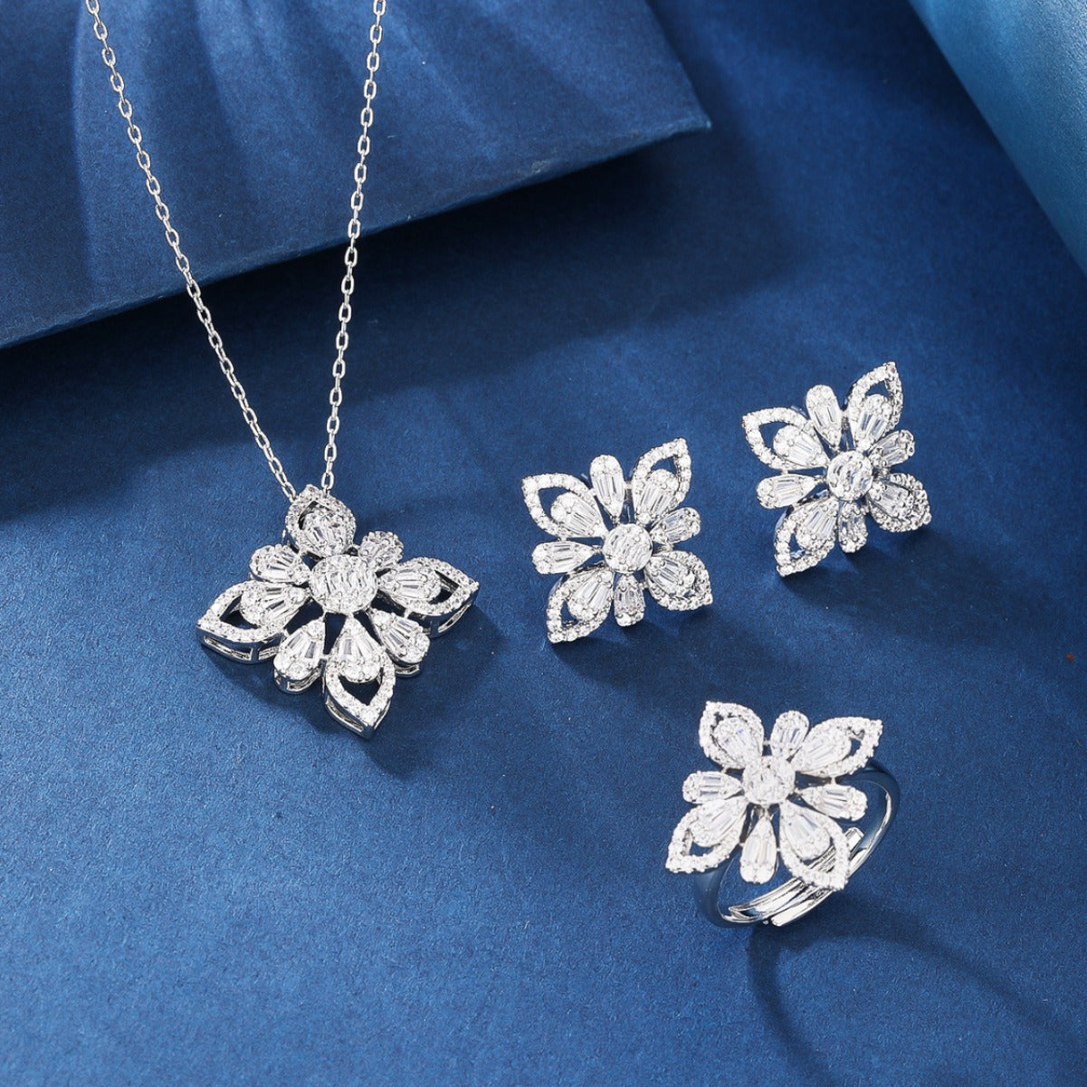 BrideTalk Zircon four-leaf clover necklace set