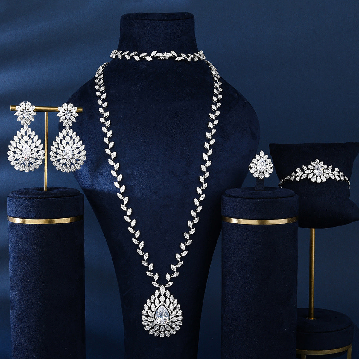 BrideTalk Luxurious diamond hand-encrusted necklace set