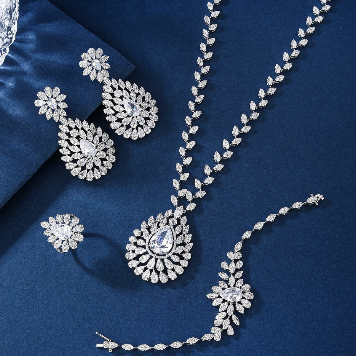 BrideTalk Luxurious diamond hand-encrusted necklace set