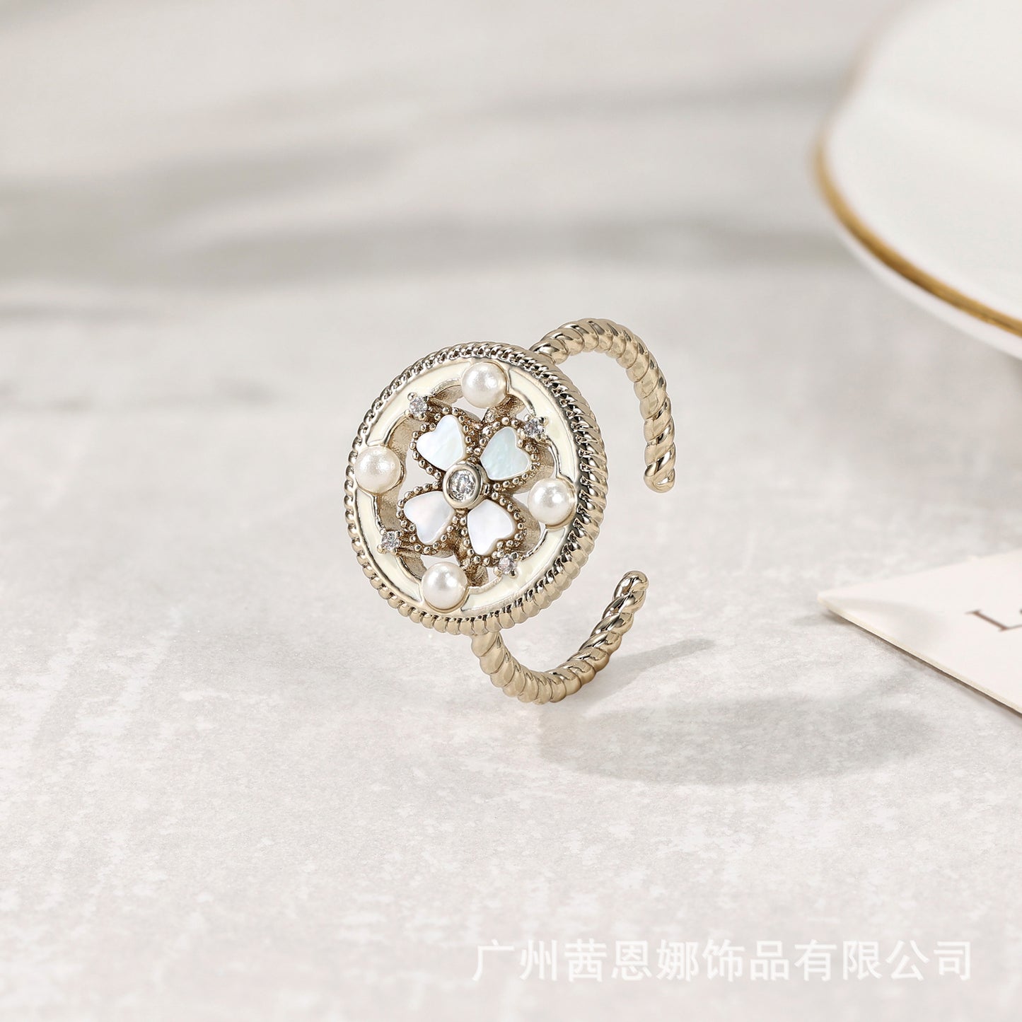 Unique little fragrance niche hollow zircon ring