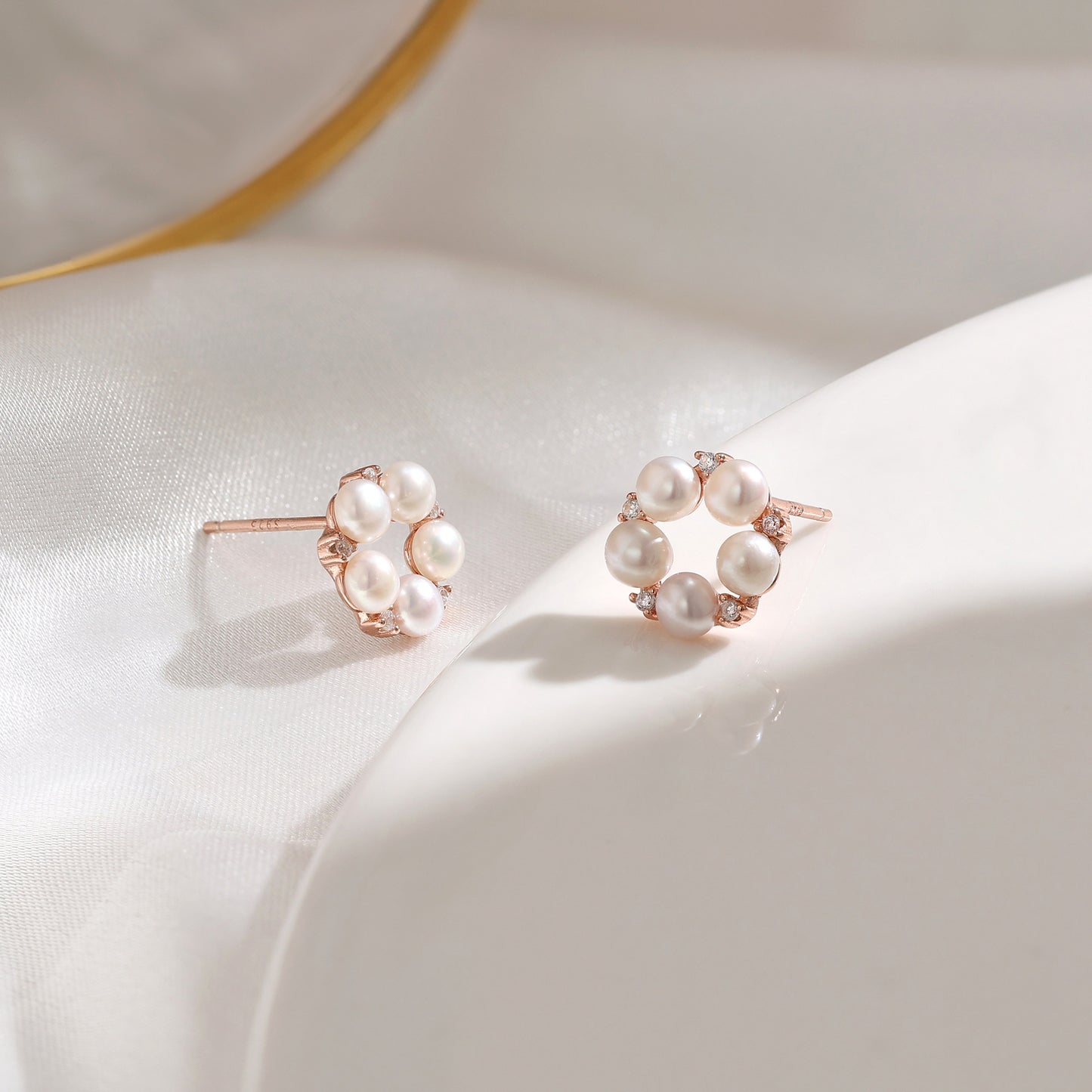 French designer's simple round four-leaf clover zircon earrings