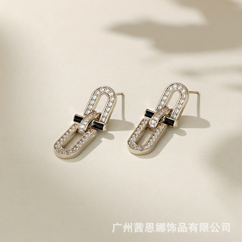 German designer's light and luxurious full-diamond style earrings