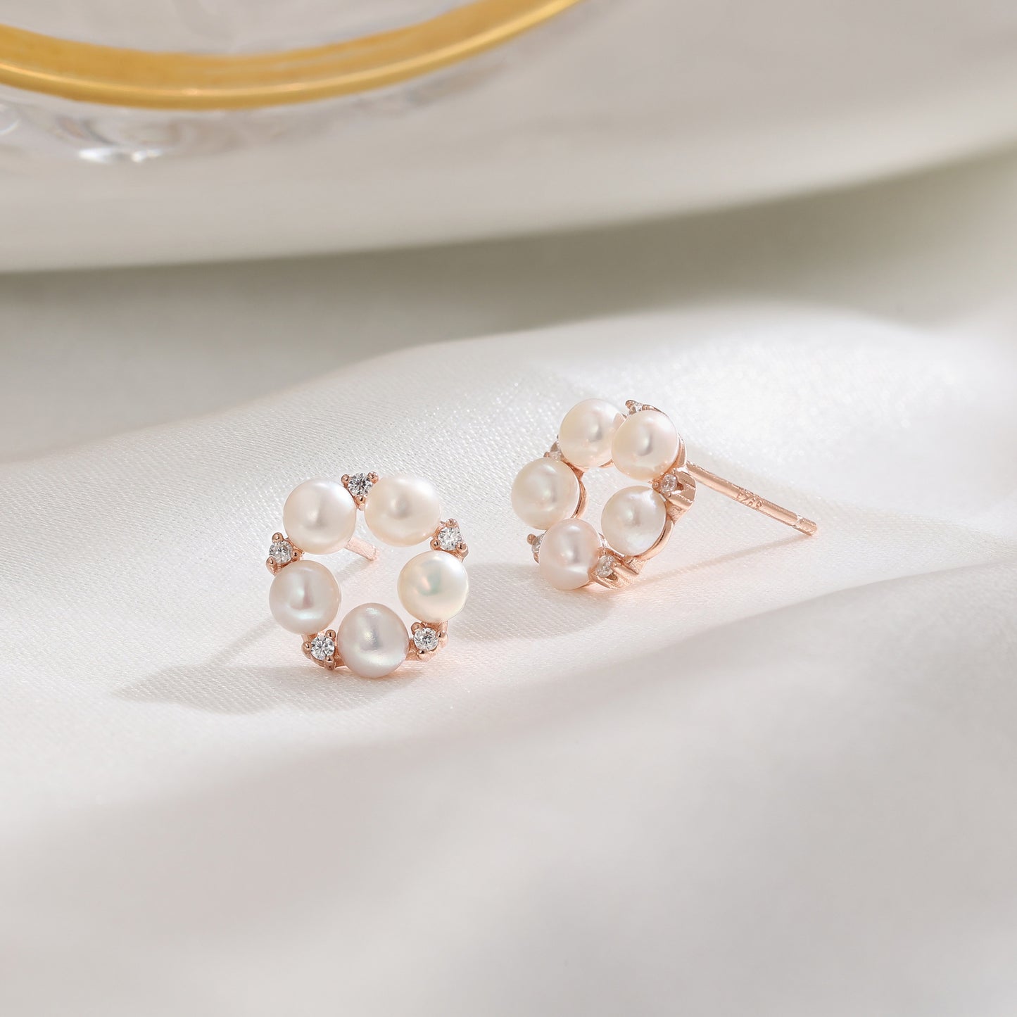 French designer's simple round four-leaf clover zircon earrings