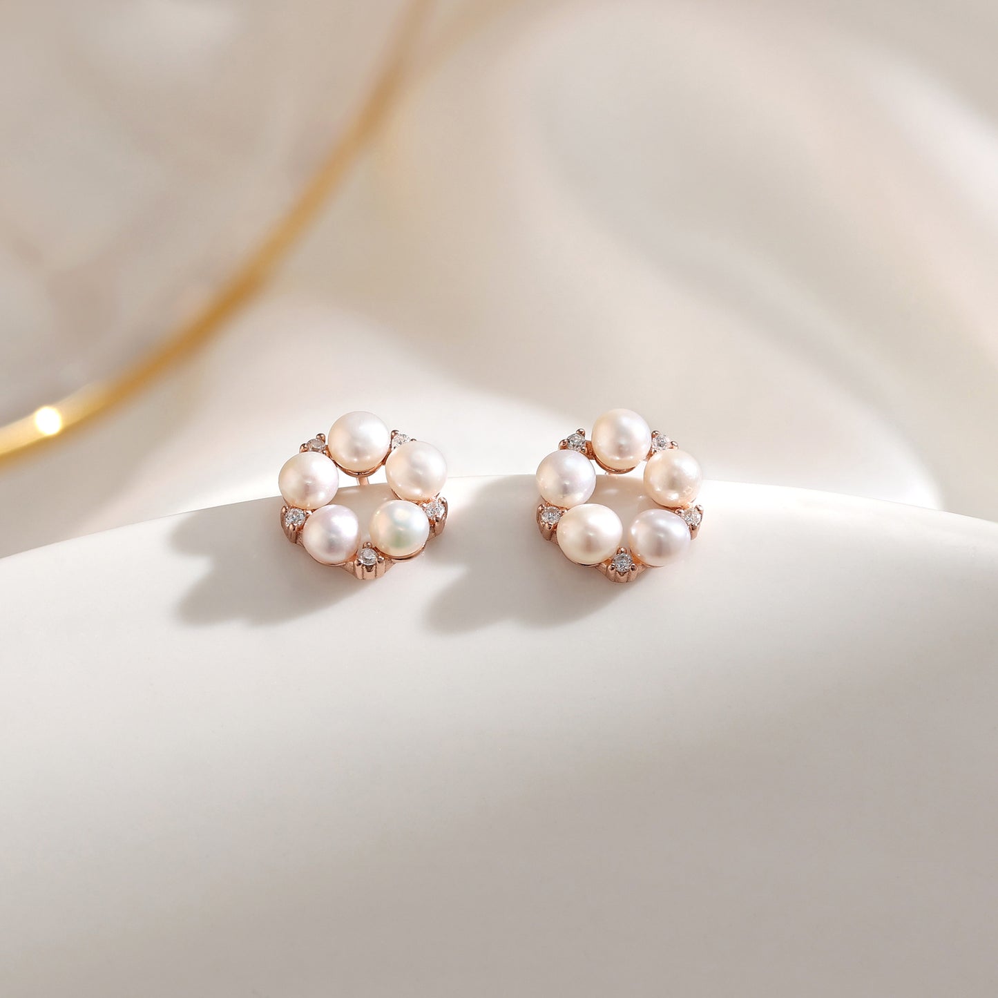 French designer's simple round four-leaf clover zircon earrings