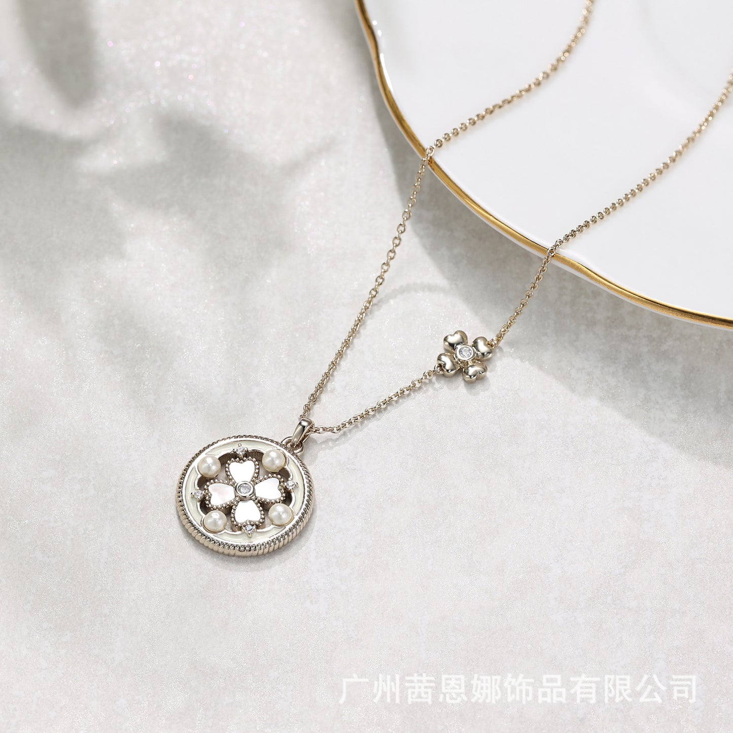 New fashion niche design four-leaf clover necklace