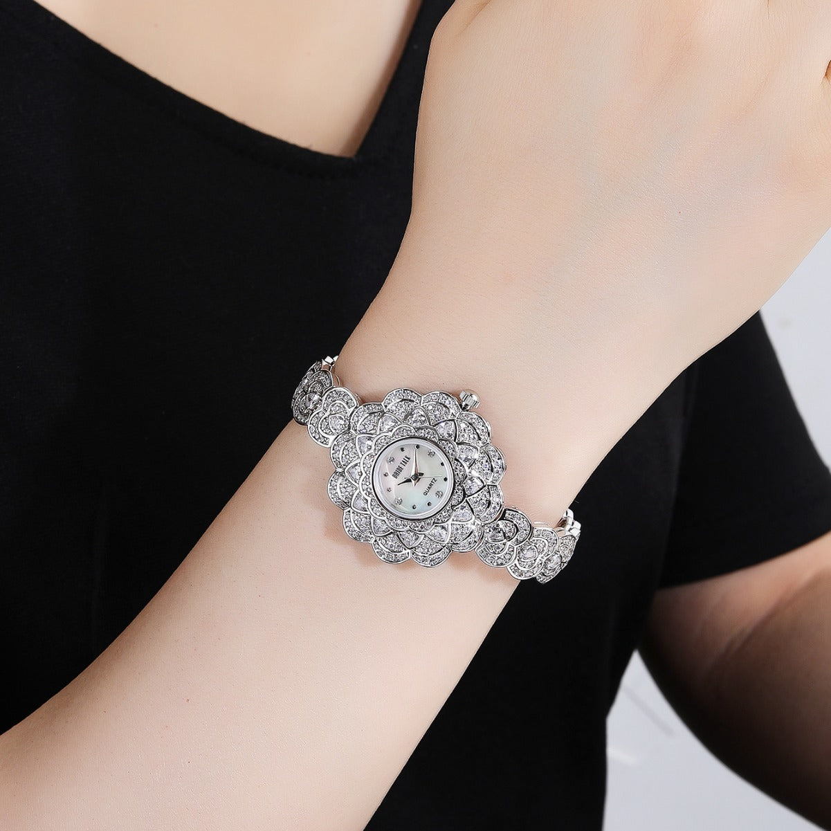 BrideTalk Light luxury baby's breath niche flower-shaped temperament full diamond watch