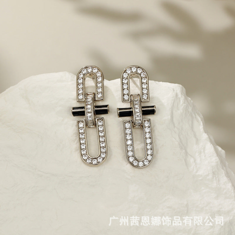 German designer's light and luxurious full-diamond style earrings