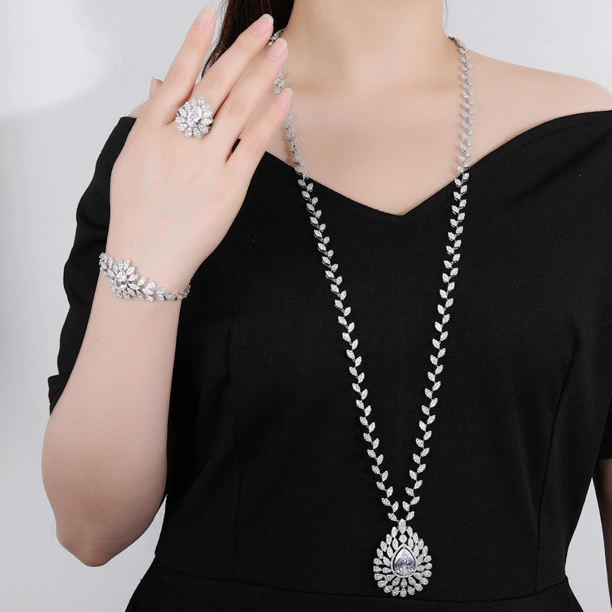 BrideTalk Luxurious diamond hand-encrusted necklace set