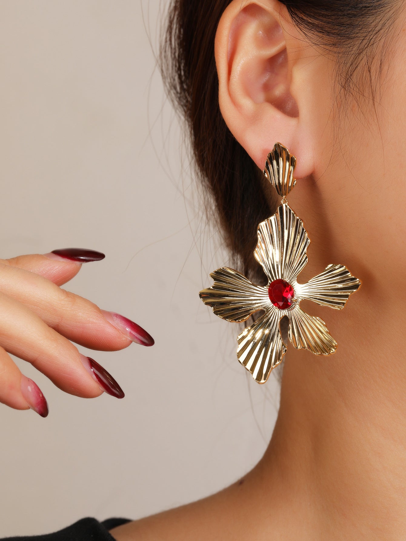 BrideTalk Medieval leaf-shaped gemstones embellished with retro-style earrings